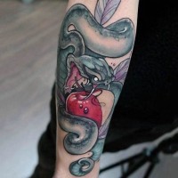 Tatuaje colorido en el antebrazo,
 serpiente mitológico con manzana roja