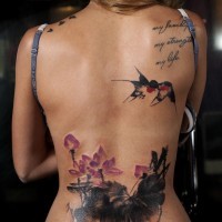 Modernes Bild Blumen Tattoo am Rücken mit Vögeln und Schriftzug