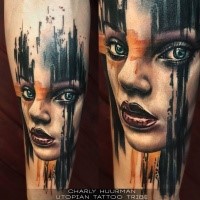 Modernes traditionelles farbiges Arm Tattoo mit Porträt der Frau