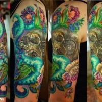 Modernes traditionelles farbiges Schulter Tattoo des mythischen Monsters mit menschlichem Schädel und Blumen
