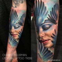 Modernes im traditionellen Stil farbiges Unterarm Tattoo mit Frau mit Vogelflügeln