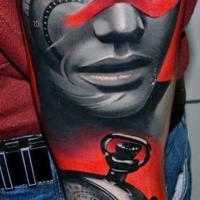 Traditionellstil modern farbiger Arm Tattoo des weiblichen Gesichtes mit Uhr