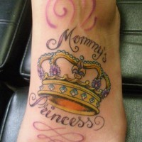 Tatuaje en el pie,
corona dorada con inscripción