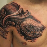 Tatuaje en el pecho, monstruo marino