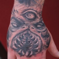 Tatuaggio mostruoso sul braccio la faccia del mostro