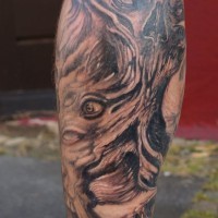 Tatuaje en la pierna, monstruo con muchos ojos