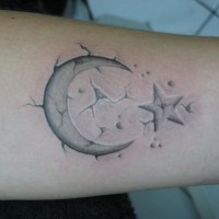 Tatuaje de luna y estrella estilizados en el antebrazo