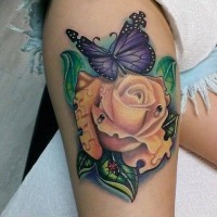 Tatuaje en la pierna, rosa amarilla con mariposa púrpura y mariquita diminuta