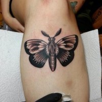 Tatuaje en la pierna, polilla de color gris oscuro