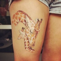 Tatuaje en el muslo, 
jirafa con su cachorro dulces