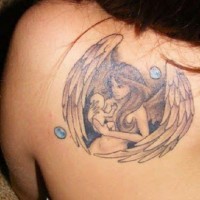 Tatuaje de ángel y bebe en la espalda