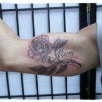 Tatuaje en el brazo,
rosa dedicada al madre, colores negro y blanco