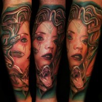 Tatuaje en el antebrazo,
Medusa Gorgona que llora y serpiente furiosa