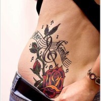 tema musicale piccoli note con lettere e rose tatuaggio su anca