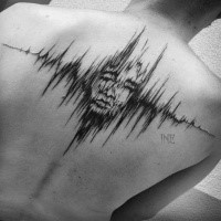 Onda de música em forma de tatuagem de tinta preta na parte de trás pintada por Inez Janiak estilizada com rosto humano