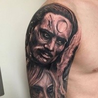 Mysteriöser schwarzer und grauer Mann mit Mondsymbol Tattoo an der Schulter