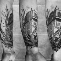 Mysteriöses schwarzes Unterarm Tattoo des Hauses mit Tintenfisch