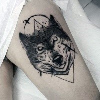 Tatuagem de coxa estilo blackwork misteriosa de cabeça de lobo com figuras geométricas