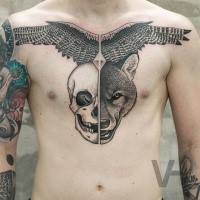 Misteriosa procura simétrica Valentin Hirsch tatuagem se vários animais no peito