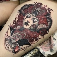 Tatuaggio misterioso in stile cosplay della donna demoniaca con diamante rosso di Jenna Kerr