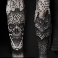 misterioso stile dipinto inchiostro nero cranio con fiore trasparente tatuaggio manicotto