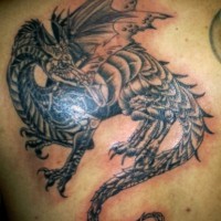 Mystischer schwarzer Drache Tattoo