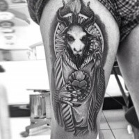 Mystische schwarze und weiße detaillierte dämonische Ziege Tattoo am Oberschenkel