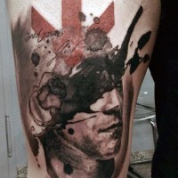 Mystisches detailliertes schwarzes und weißes Mann Porträt Tattoo am Oberschenkel mit rotem Pfeil