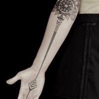 Mistico nero e bianco lungo fiori geometrici  tatuaggio su braccio