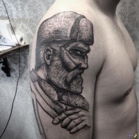 Mystisches schwarzes detailliertes interessant aussehendes Schulter Tattoo mit Mannes Porträt