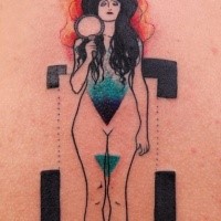 Mystisches farbiges Tattoo am oberen Rücken mit Statue der brennenden Frau