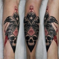 mistico culto stile colorato corvo con cranio tatuaggio su gamba