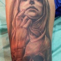 Mystische  schwarzweiße gruselige Frau mit dem Schädel Tattoo auf Oberschenkel