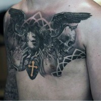 Tatuaje negro blanco en el pecho, 
ángel con cráneo y corazón humano