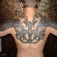 mistico disegno nero e bianco cranio con ali tatuaggio su parte alta della schiena