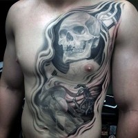 Tatuaje en el pecho y vientre,  cráneo espantoso con reloj de arena