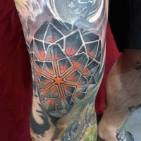 Tatuaje en el muslo,  ornamento geométrico complejo de varios colores