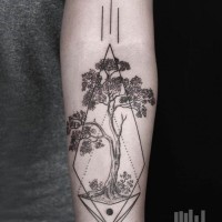 Tatuaje en el antebrazo, árbol precioso en la forma geométrica