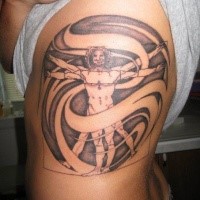 Tatuaje místico de estilo ilustrativo al lado del retrato del hombre de Vitruvio