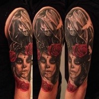 Mystisch aussehendes farbiges Schulter Tattoo mit Porträt der mexikanischen Frau und Tod Skelett