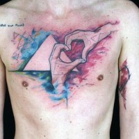 Tatuaje en el pecho, abstracción con triángulo y manos en forma de corazón