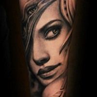 Tatuaje en el antebrazo,
mujer misteriosa con ojos extraños en el pelo