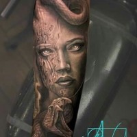 Mystische blass gefärbte Meduse Gorgon Kreatur mit gebrochenem Gesicht und wütender Schlange Tattoo