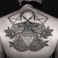 Mistico stile  nero e bianco grande farfalla con  fiori tatuaggio su parte superiore di schiena