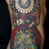 mistico stile multicolore donna con cranio e uccelli tatuaggio su costolette