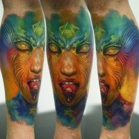 Mystisches erschreckendes farbiges Tattoo mit Gesicht der dämonischen Frau