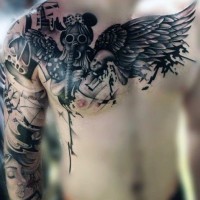 Mystischer sehr detaillierter schwarzer Engel in der Gasmaske Tattoo an der Brust