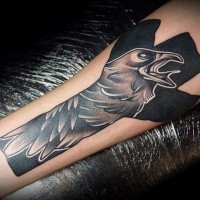 mistico simbolo con corvo nero tatuaggio su braccio