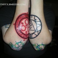Mystisches rotes und schwarzes Kreis geformt Symbole Tattoo an beiden Unterarmen mit Schriftzug