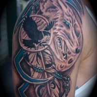 Tatuaggio colorato sul deltoide il lupo & il corvo
